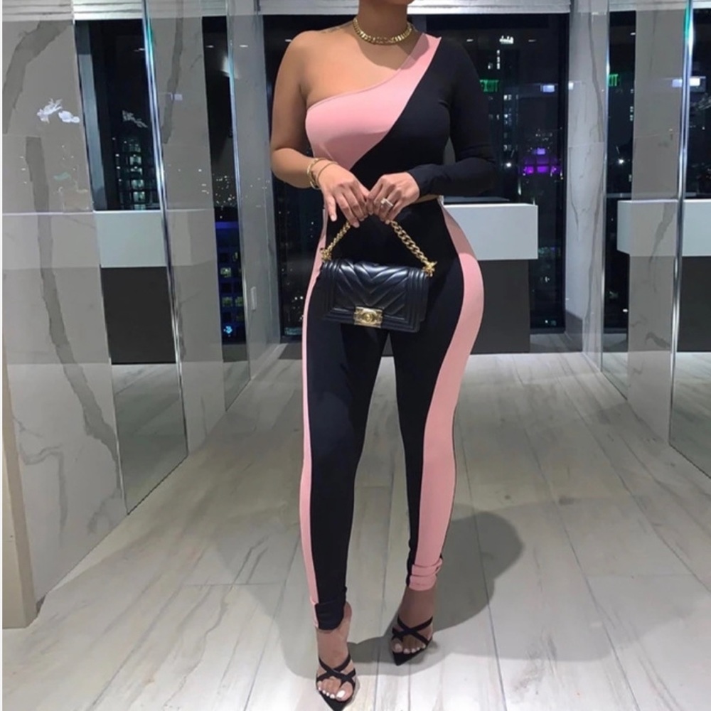 Stylish 2 piece that can be worn day or night! Perfect for date night.
